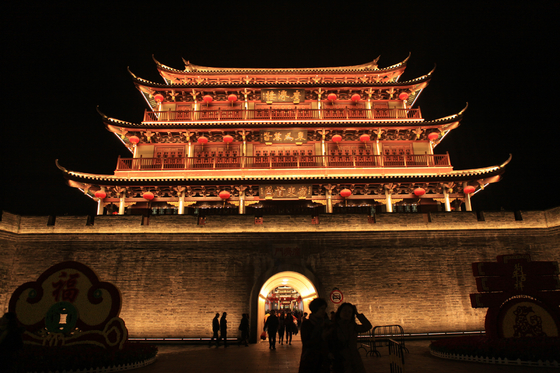 Guangjiqiao Lighting Project เครื่องซักผ้าฝาผนัง LED มืออาชีพ IP65 สำหรับอาคารสูงในเมืองธีม